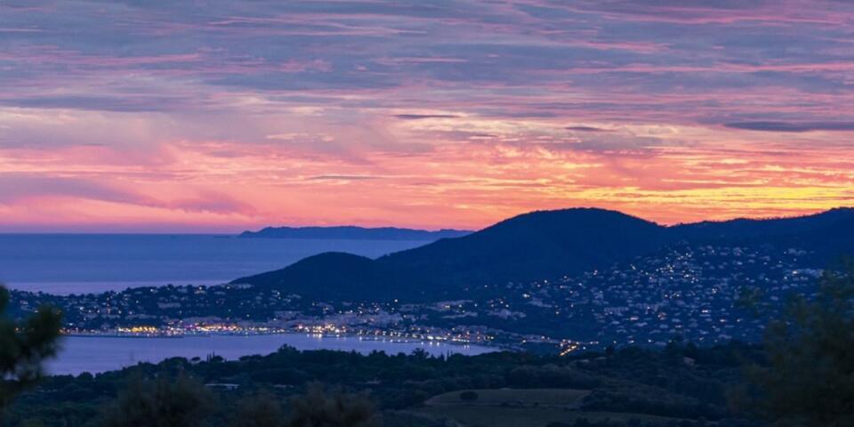 Vue panoramique du village de Ramatuelle et de ses collines